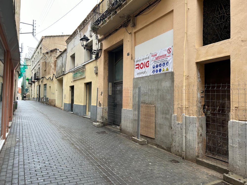 El Passatge de la Plaça del Centre uneix el Carrer de l'Hospital amb la plaça.